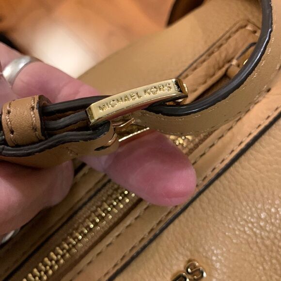 Michael Kors Crossbody or shoulder bag. Camel color - Picture 9 of 10